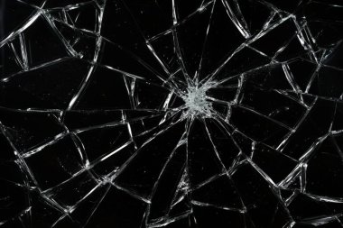 Kırık cam kaplama siyah izole arkaplanda.
