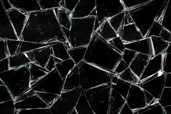 Kırık cam kaplama siyah izole arkaplanda.