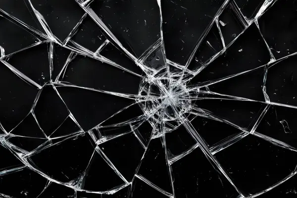 Kırık cam kaplama siyah izole arkaplanda.
