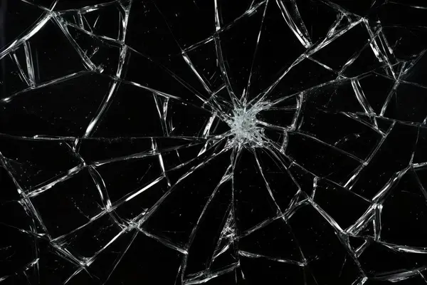 Kırık cam kaplama siyah izole arkaplanda.