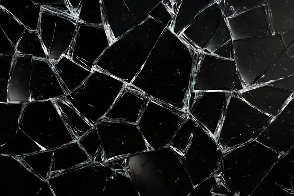 Kırık cam kaplama siyah izole arkaplanda.