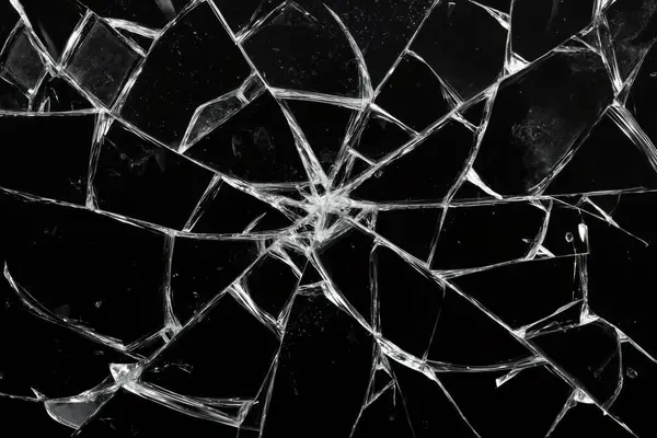 Kırık cam kaplama siyah izole arkaplanda.