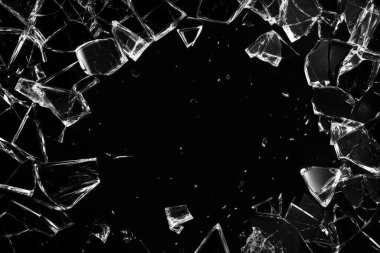 Kırık cam kaplama siyah izole arkaplanda.
