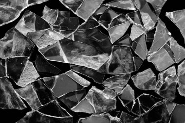 Kırık cam kaplama siyah izole arkaplanda.