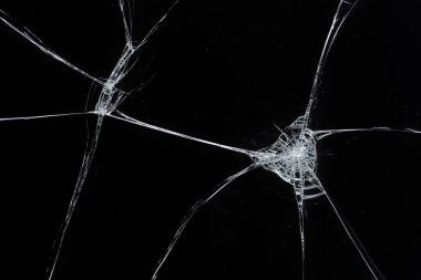 Kırık cam kaplama siyah arka planda.                  