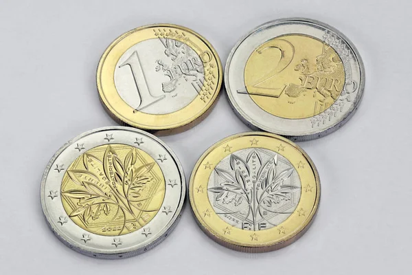 フランス 新しいデザインの新しいフランス1と2ユーロ硬貨 年2022 — ストック写真
