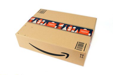 ABD, 2022 yılı, beyaz arka planda online ticaret için tipik Amazon Prime karton kutusu