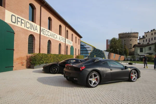 モデナ イタリア 年2022 博物館エンツォフェラーリ ディスプレイ上の博物館の前でフェラーリのスポーツカーのプロトタイプ — ストック写真