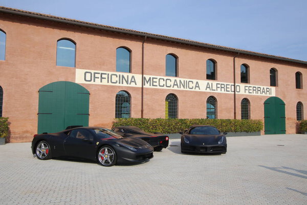 Модена, Италия, 2022 год, музей Энцо Феррари, прототипы спортивных автомобилей Ferrari перед музеем на выставке