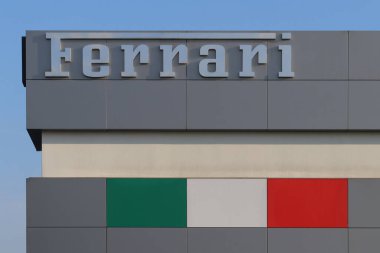 İtalya, 2022 yılı, Ferrari süper araba reklam tabelası, resmi araba satıcısı, başyazı.