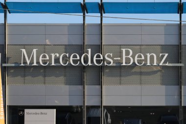 İtalya, 2022 yılı, Mercedes Benz reklam tabelası, resmi araba satıcısı, yazı işleri.