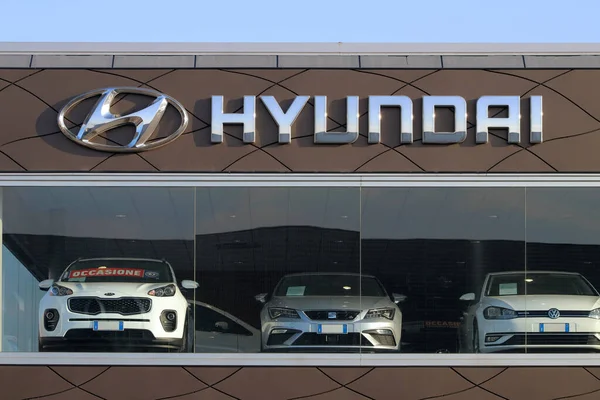 Itália Ano 2022 Hyundai Sinal Publicidade Revendedor Oficial Automóveis Editorial — Fotografia de Stock