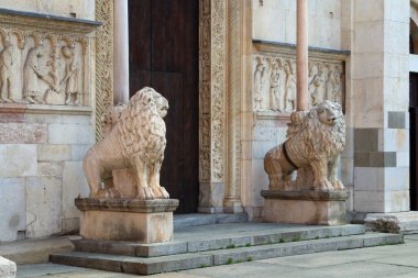 Modena Katedrali, Roma sütun taşıyan aslanlarla girişin detayları, turistik bölge, İtalya, Emilia Romagna