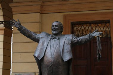 Modena, İtalya, Nisan 2023 Luciano Pavarotti 'nin bronz heykeli tenor şarkıcı, turistik yer, editör.