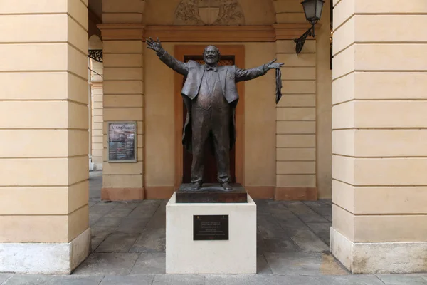 Modena Włochy Kwiecień 2023 Brązowy Posąg Luciano Pavarottiego Tenora Miejsce — Zdjęcie stockowe