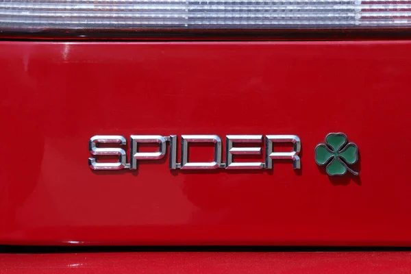 イタリア 年2023 アルファロメオスパイダーDuettoヴィンテージ車の金属ロゴ クラシックカーの公共自動車展示会 — ストック写真