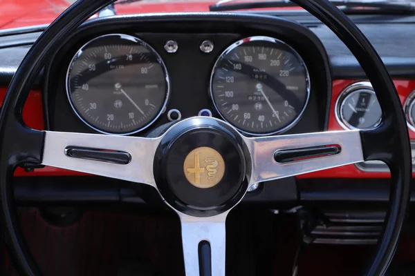 イタリア 4月2023 アルファロメオスパイダーDuettoヴィンテージ車の内部の詳細 クラシックカーの公開展示 — ストック写真