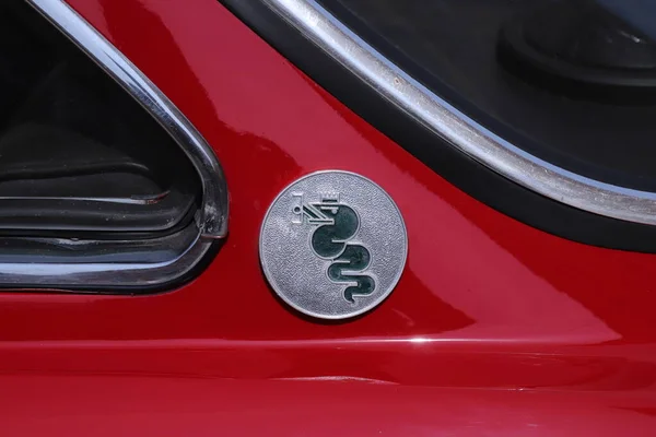 イタリア 4月2023 ヘビとアルファロメオの金属ロゴ スパイダーデュエットヴィンテージ車 クラシックカーの公共自動車展示会 — ストック写真