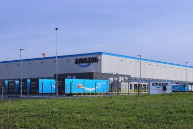 Spilamberto, Modena, İtalya, Nisan 2023, yeni Amazon depo tesisi, online ticari çok uluslu