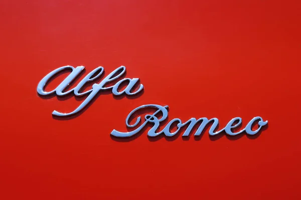 イタリア 4月2023 アルファロメオスパイダーDuettoヴィンテージ車のロゴの詳細 クラシックカーの公開展示 — ストック写真