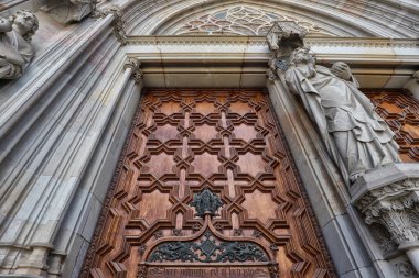 Barselona, İspanya, Katedral kapılarının detayları, turistik yerler
