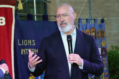 Modena, İtalya, 4 Temmuz 2023, Emilia-Romagna Bölgesi Başkanı Stefano Bonaccini 'nin Modena' daki MEF müzesinde düzenlediği bir yardım etkinliğinde halka açık röportaj.