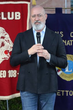 Modena, İtalya, 4 Temmuz 2023, Emilia-Romagna Bölgesi Başkanı Stefano Bonaccini 'nin Modena' daki MEF müzesinde düzenlediği bir yardım etkinliğinde halka açık röportaj.