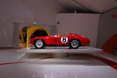 Modena, 16 Haziran 2023, MEF Müzesi Enzo Ferrari, orijinal Ferrari 750 Monza klasik spor araba, yapım yılı 1954, tarihi araba