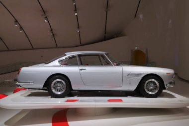 Modena, 16 Haziran 2023, MEF Müzesi Enzo Ferrari, orijinal Ferrari 250 GT 2 + 2, 1960 model ve tarihi otomobil