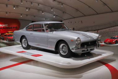 Modena, 16 Haziran 2023, MEF Müzesi Enzo Ferrari, orijinal Ferrari 250 GT 2 + 2, 1960 model ve tarihi otomobil