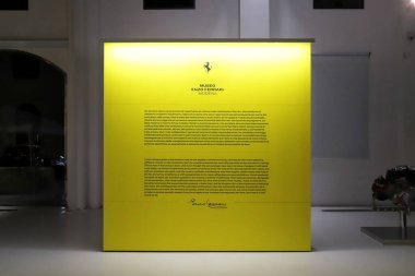 Modena, 16 Haziran 2023, Enzo Ferrari MEF Müzesi, müzenin bir bölümünün panelleri ve iç manzarası