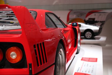Modena, 16 Haziran 2023, MEF Müzesi Enzo Ferrari, orijinal Ferrari F40 spor araba müzenin modern yapısı içinde