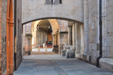 Modena, İtalya, kapının ayrıntıları katedralin balık pazarı, UNESCO sitesi, Romanesk mimarisi