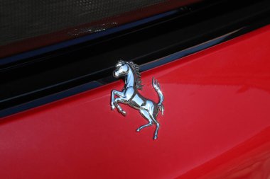 Maranello, Modena, İtalya, 2023 yılı - İtalyan spor arabasının kapağında metalik azgın atın Ferrari sembolü