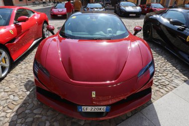 MODENA, İtalya, Ekim 2023 Ferrari SF 90 Stradale yeni model, detaylar, şehirdeki halk performansı