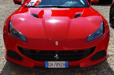 MODENA, İtalya, Ekim 2023 - Ferrari modern spor araba aerodinamik kaporta detayları, şehirde halka açık sergi