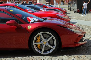 MODENA, İtalya, Ekim 2023 - Ferrari modern spor araba aerodinamik kaporta detayları, şehirde halka açık sergi