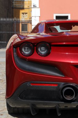 MODENA, İtalya, Ekim 2023 - Ferrari modern spor araba aerodinamik kaporta detayları, şehirde halka açık sergi