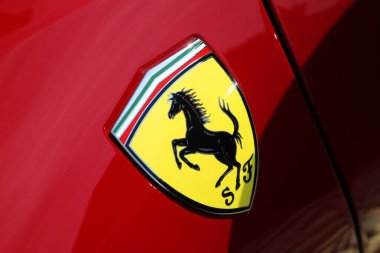 MODENA, İtalya, Ekim 2023 - Ferrari modern spor araba aerodinamik kaporta detayları, şehirde halka açık sergi