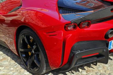 MODENA, İtalya, Ekim 2023 - Ferrari modern spor araba aerodinamik kaporta detayları, şehirde halka açık sergi