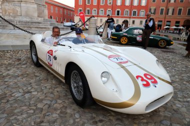 Modena, İtalya, 3 Ekim - 2023, Maserati 200 S klasik spor otomobil (1955), şehirde sürücüler ve halka açık spor fuarı