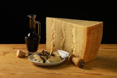 Modena, İtalya, Ocak 2024, Parmigiano Reggiano tipik peynir ve geleneksel Modena Balzamik Sirkesi, Emilia ve Modena 'nın gastronomik spesiyalitesi