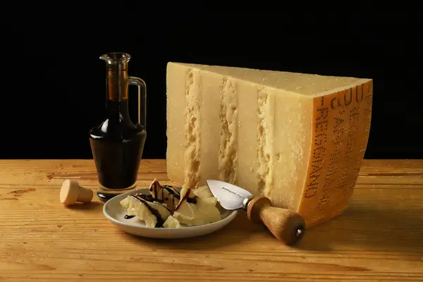 2024年1月 意大利莫迪纳 帕尔米加诺 雷吉亚诺 典型的奶酪 加上摩迪纳的传统巴尔萨米尼醋 埃米莉亚和摩迪纳的烹饪特色菜 — 图库照片#