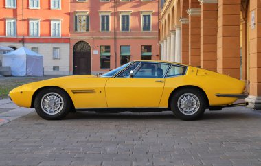 Modena, İtalya, Aralık 2023, Maserati Ghibli SS klasik araba 1967 Modena Meydanı, İtalya