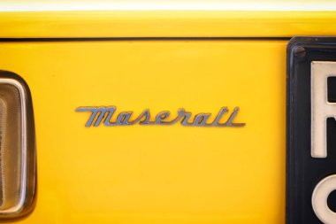 Modena, İtalya, Aralık 2023 Maserati Ghibli SS klasik araba rozeti arabanın arkasında.