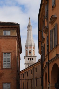 Ghirlandina çan kulesi, Modena, İtalya, turistik yerler, tarihi merkezin caddeleri boyunca kulenin manzarası.