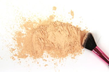 Yüz pudrası, beyaz arka planda madde tozu, makyaj malzemesi ve kadın güzelliği, natürmort yaşam.