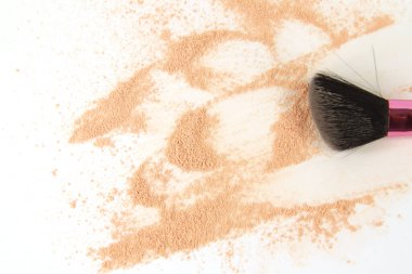 Yüz pudrası, beyaz arka planda madde tozu, makyaj malzemesi ve kadın güzelliği, natürmort yaşam.