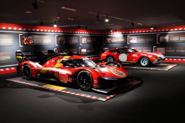 Maranello, Modena, İtalya, 23 Haziran 2024 - Maranello Ferrari Müzesi, Ferrari 499 P, ön planda Le Mans 2024 kazananı ve arka planda Ferrari Daytona