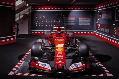 Maranello, Modena, İtalya, 23 Haziran 2024 - Maranello Ferrari Müzesi, Charles Leclerc Ferrari SF 24 ziyaretçiler için sergileniyor